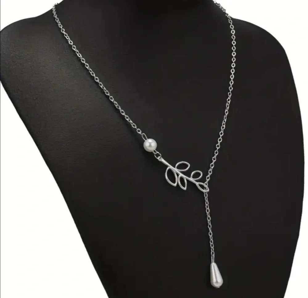 Jemný náhrdelník s lístky a perličkami 