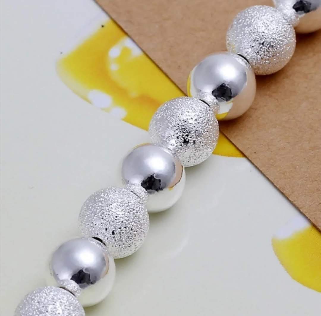 Náramek s pískovými korálky 