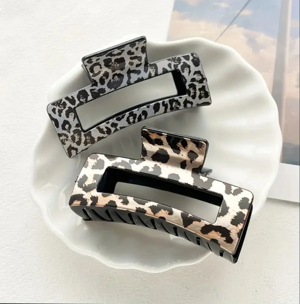 Sada elegantních skřipců s leopardím vzorem 