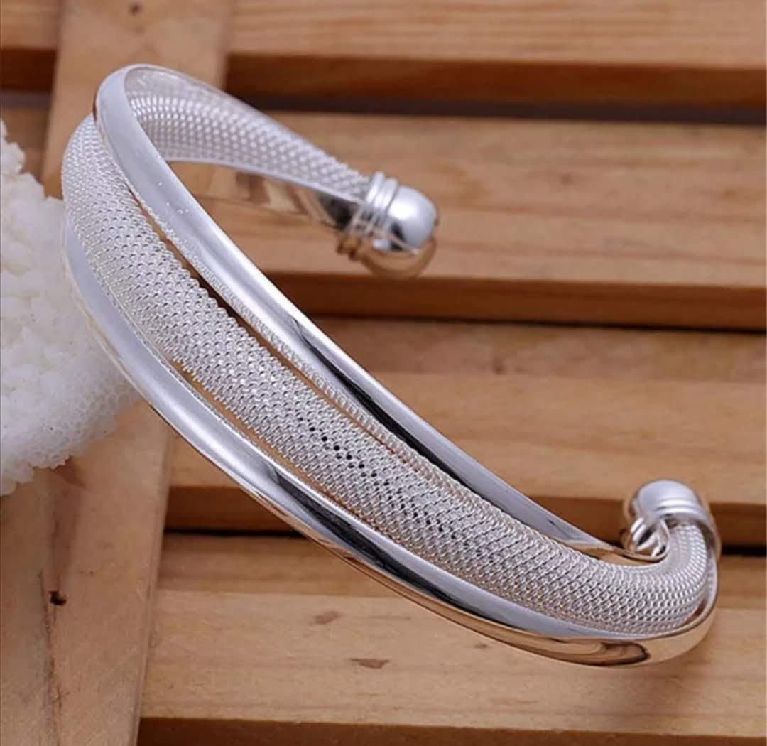 Krásný stylový náramek na ruku