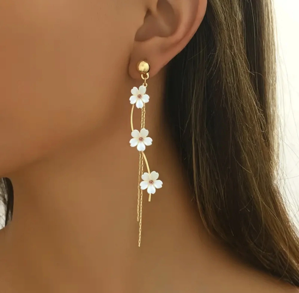 Luxusní květinové náušnice s jemnými řetízky 