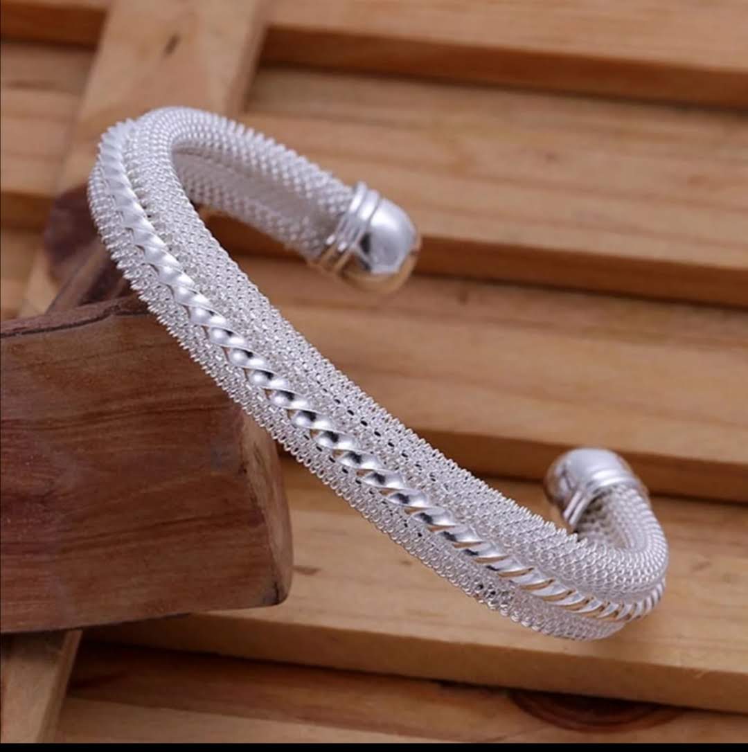 Jemný deccentní náramek na ruku