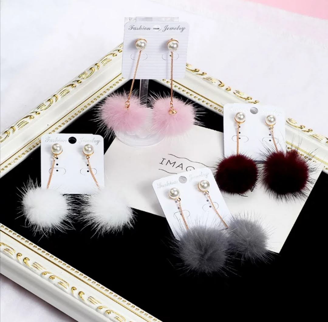 Dlouhé náušnice s chlupatými kuličkami  7 cm