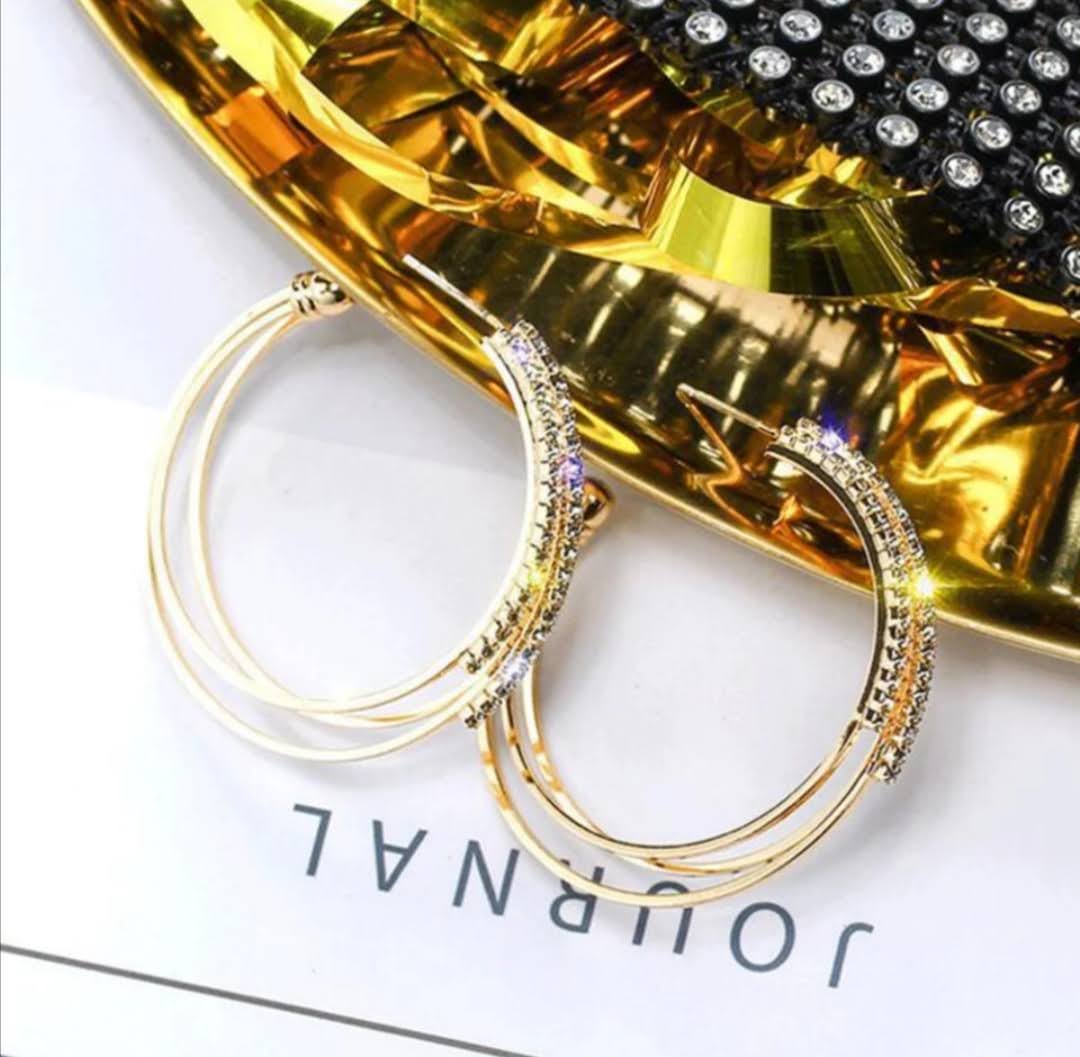 Krásné dámské kruhy zdobené kamínky