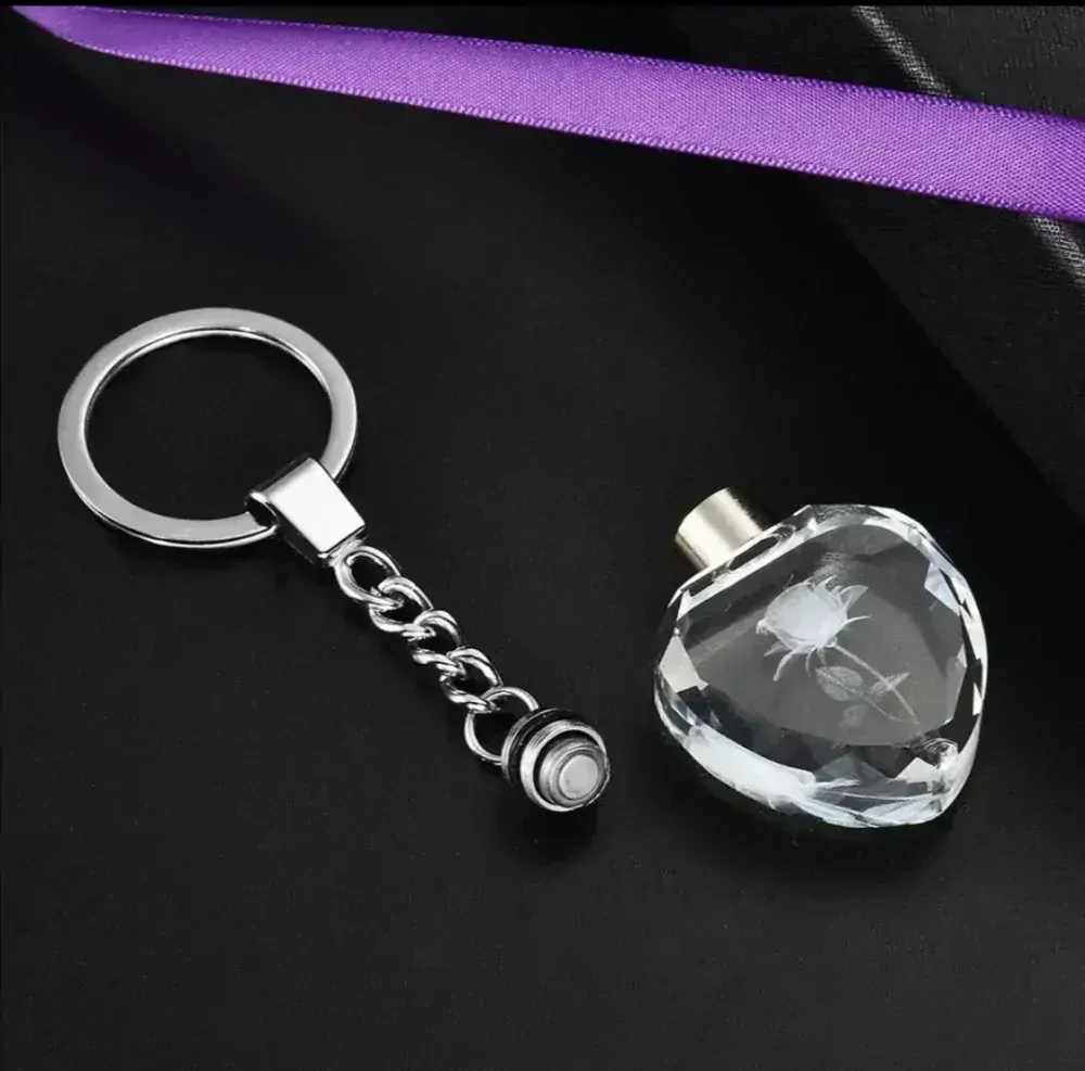 Přívěsek na klíče se svítící růží