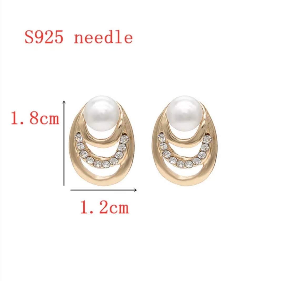 Jemné decentní náušnice tři spojené kroužky s perličkou