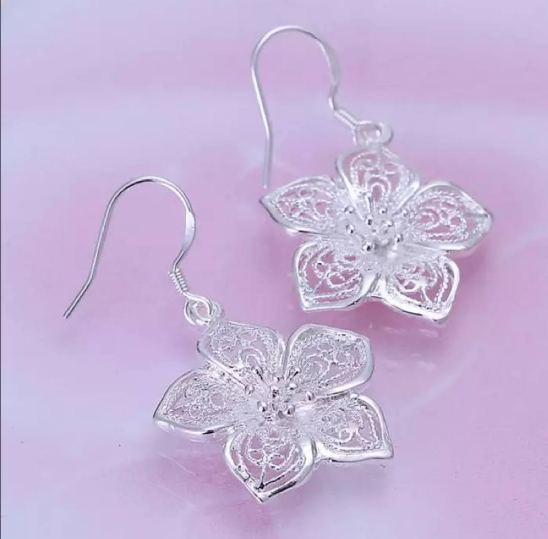 Stříbrné náušnice květina