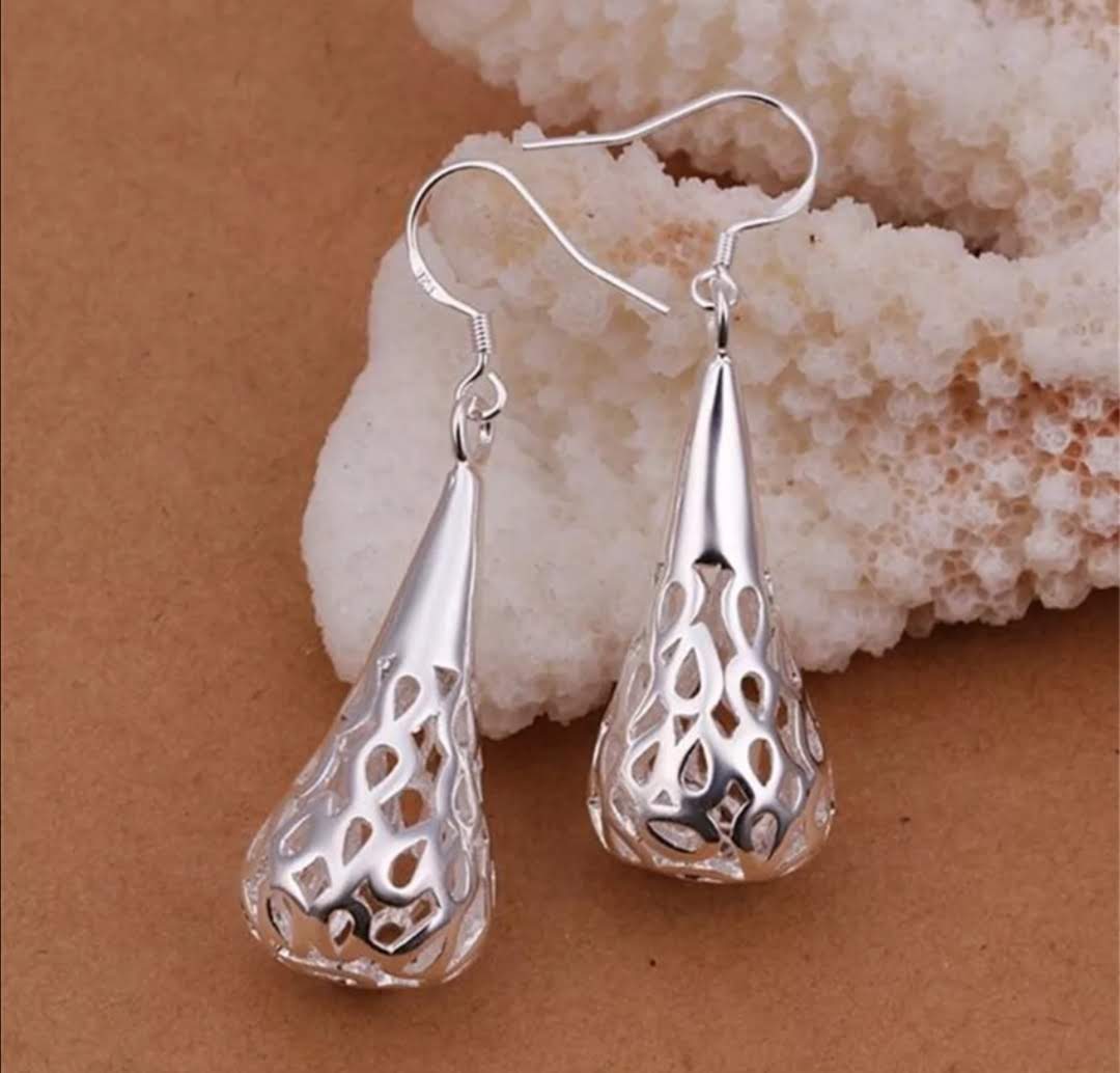 Krásné visací náušnice ve tvaru slzy