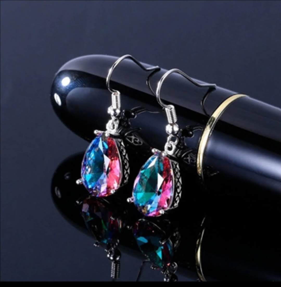 Jemné náušnice ve tvaru duhové kapky