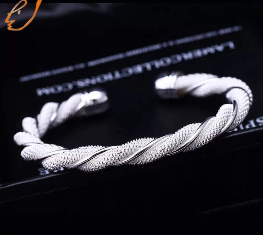 Náramek proplétaný stříbrným vláknem