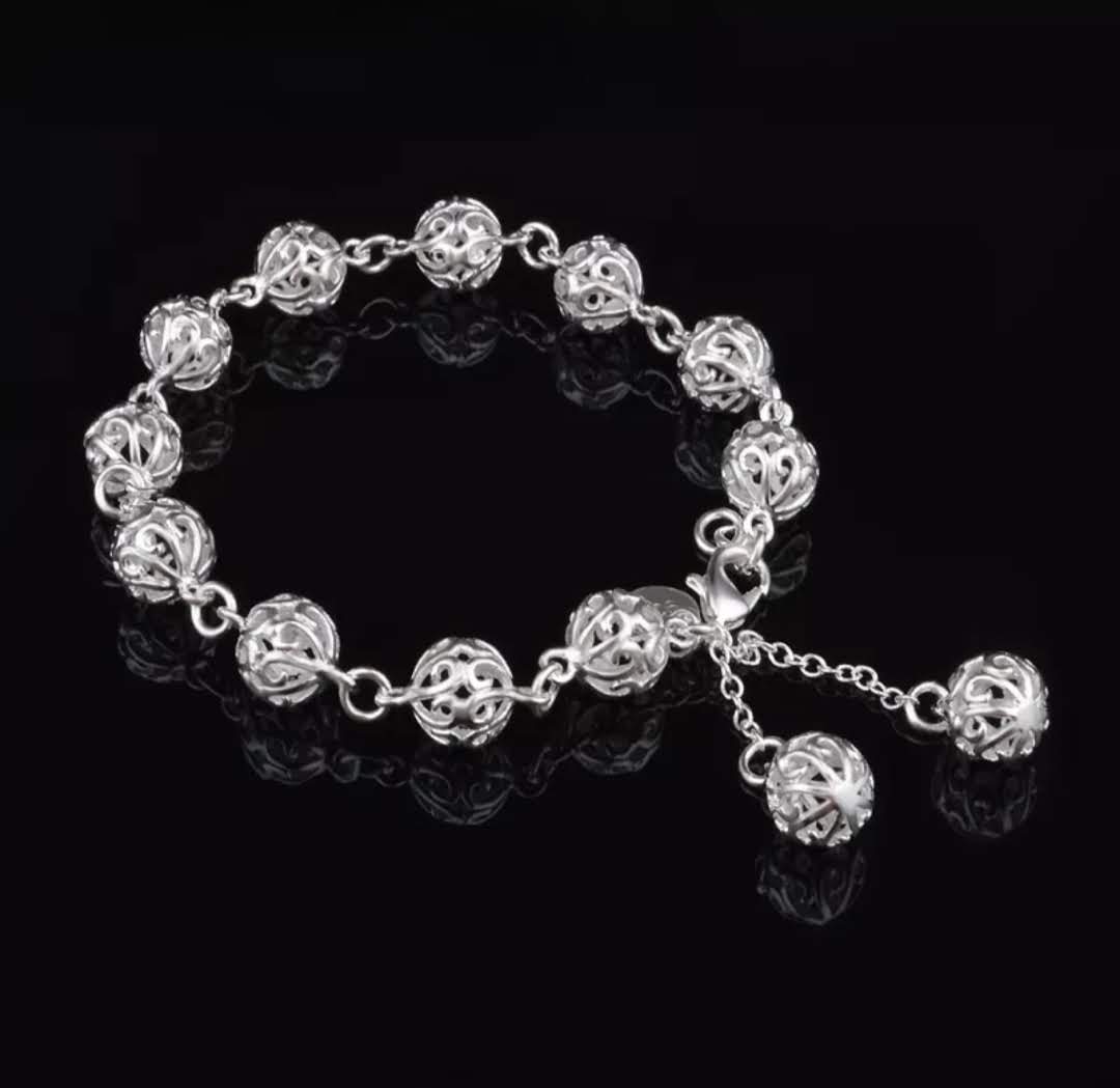 Stylový náramek se zdobenými kuličkami