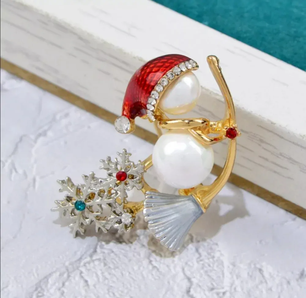 Brož vánoční sněhulák na koštěti