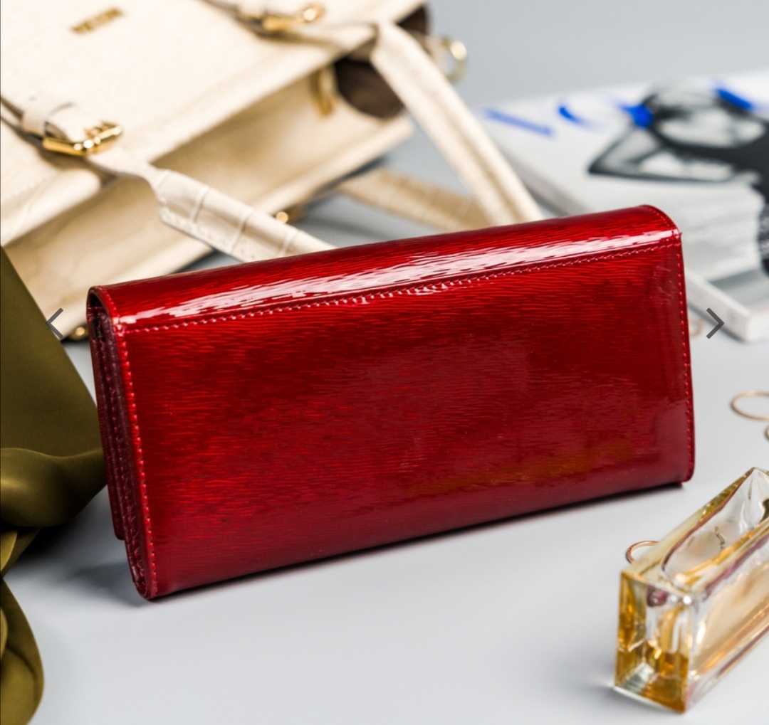 Podlouhlá kožená dámská peněženka Lorenti lakovaná červená
