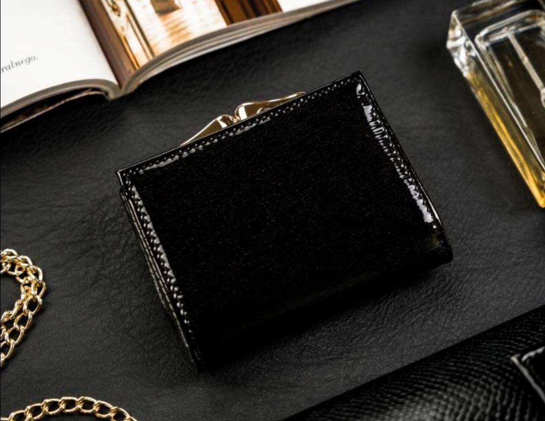 Malá dámská kožená lakovaná peněženka Lorenti černá