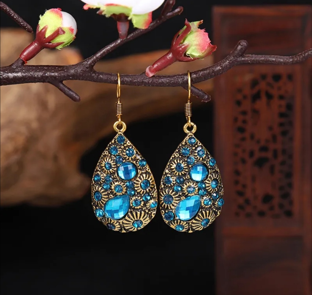 Krásné menší orientální náušnice ve tvaru kapky