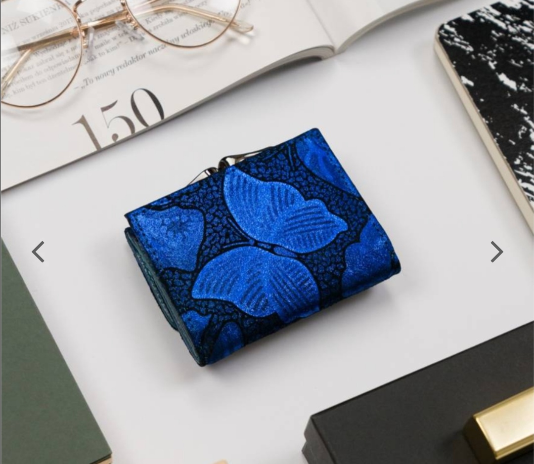 Malá dámská kožená peněženka Lorenti se vzorem motýla