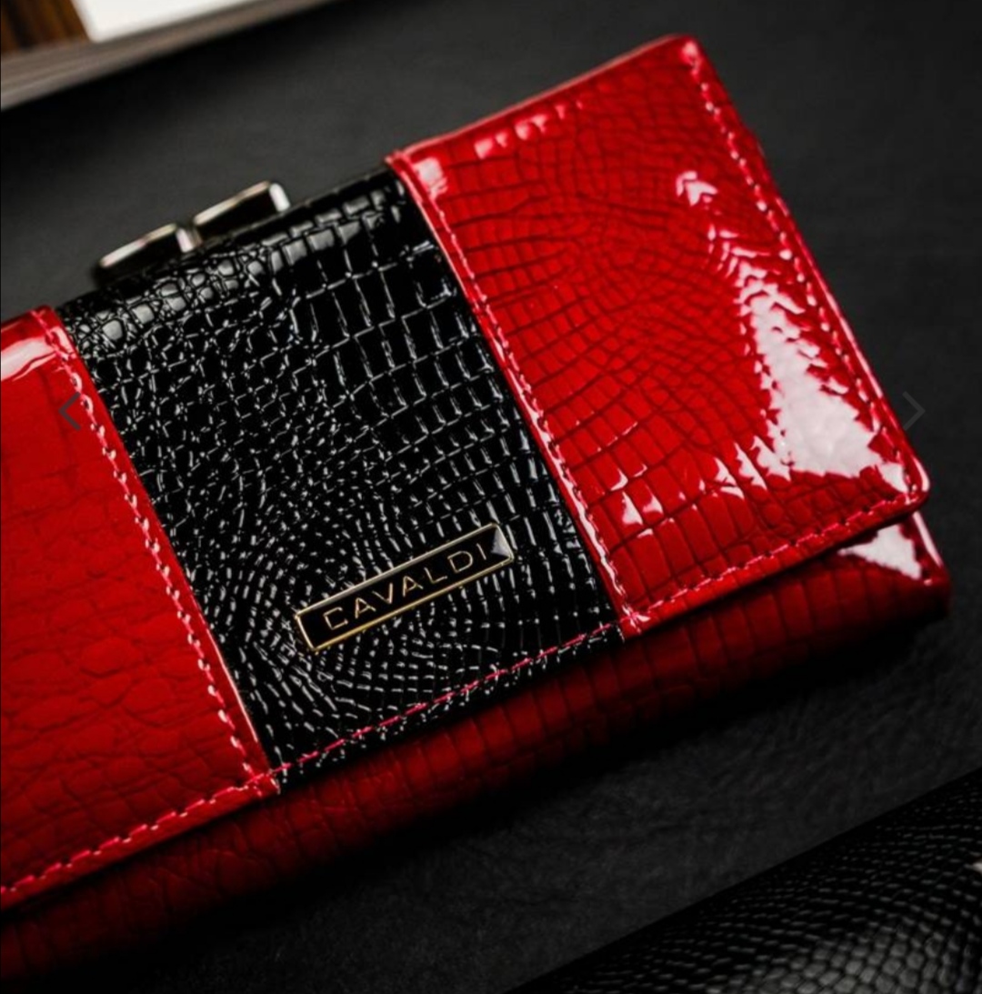 Střední dámská kožená lakovaná peněženka s příčným pruhem 