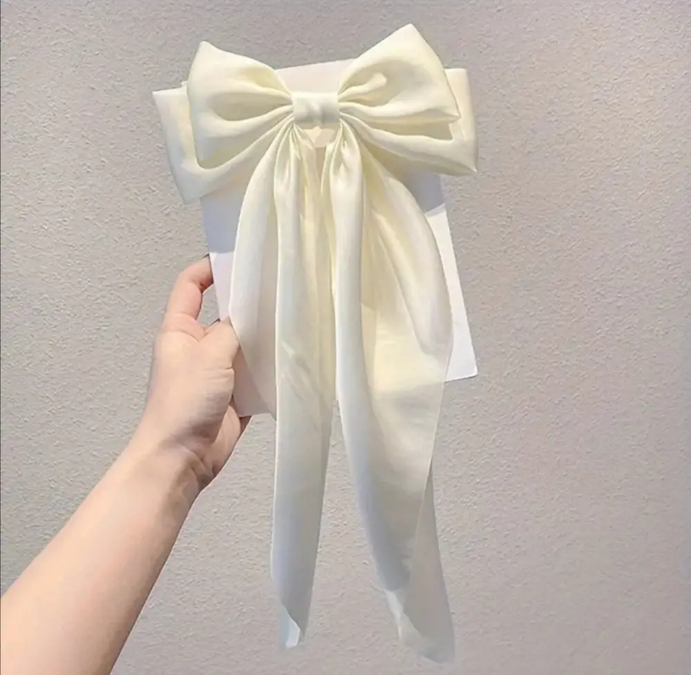 Spona do vlasů s dlouhou saténovou mašlí ve čtyřech barevných variantách 