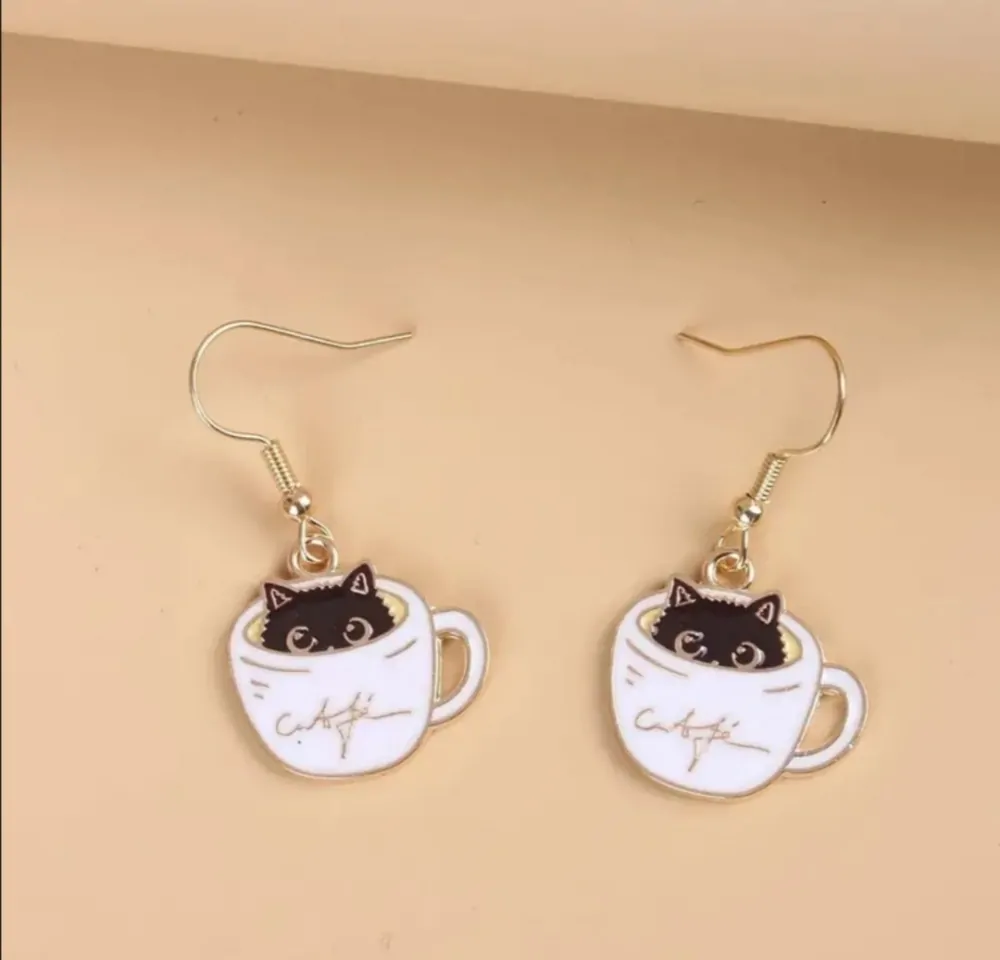 Jemné náušnice koťe v šálku kávy