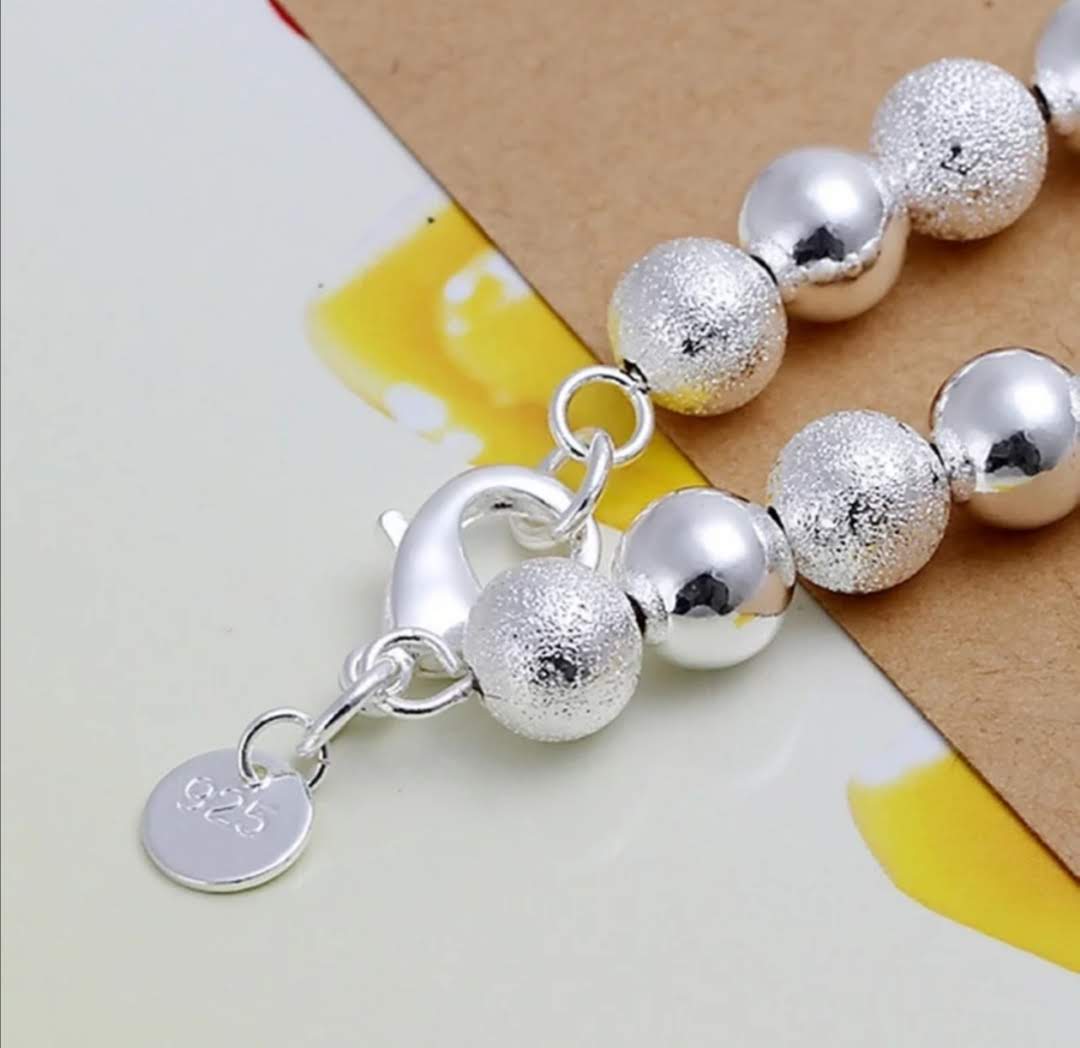 Náramek s pískovými korálky 