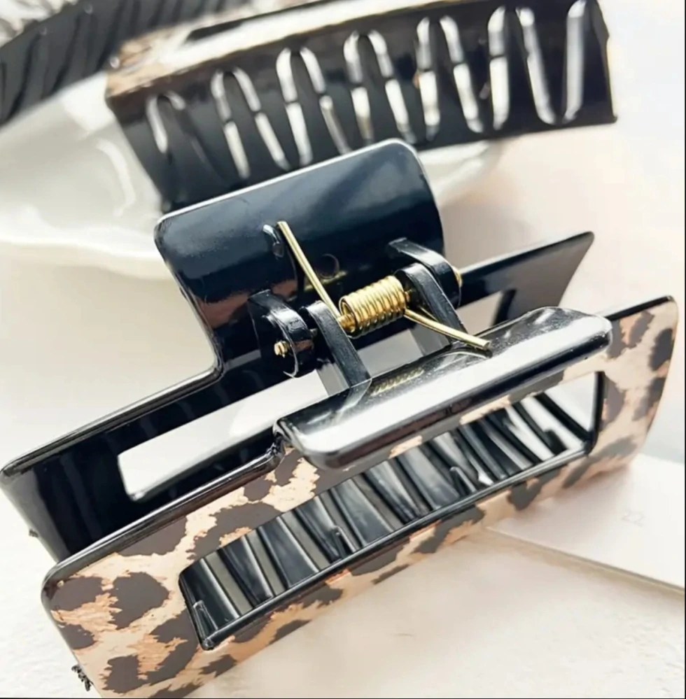 Sada elegantních skřipců s leopardím vzorem 