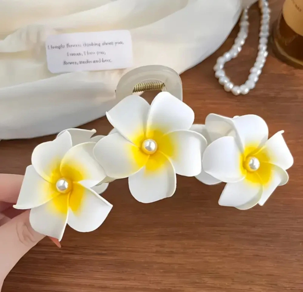 Romantický květinový skřipec Plumerie