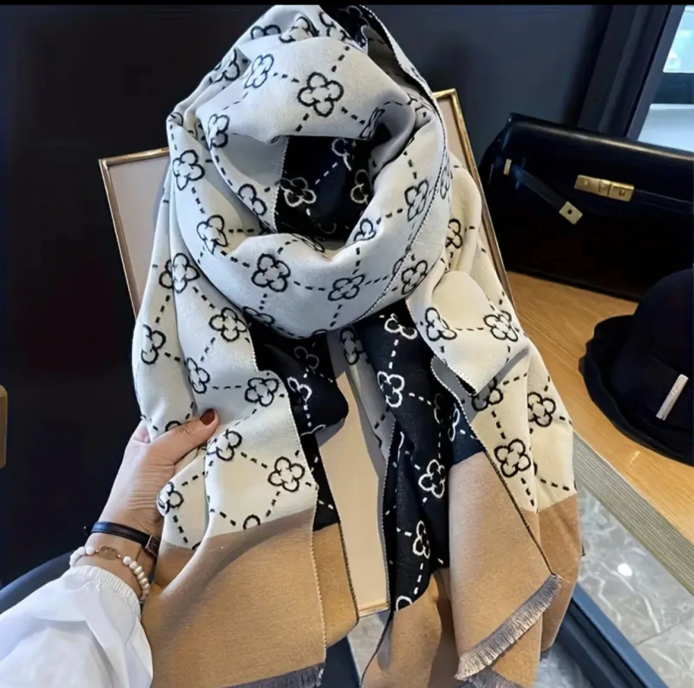 Luxusní zimní monogramová šála