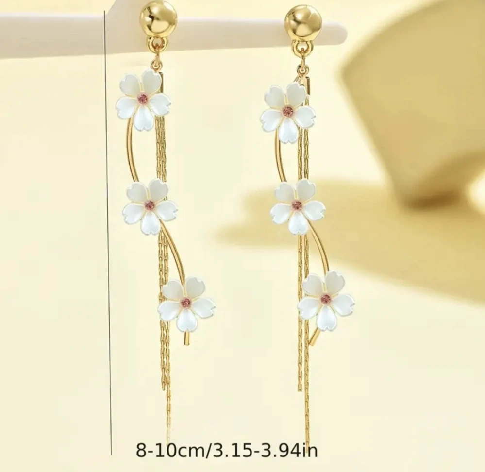 Luxusní květinové náušnice s jemnými řetízky 