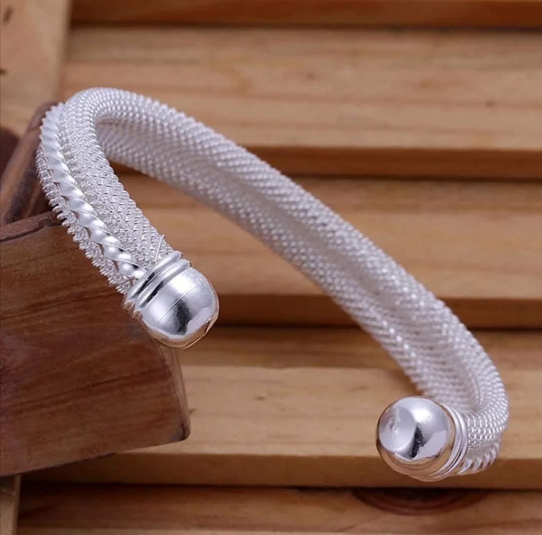 Jemný deccentní náramek na ruku