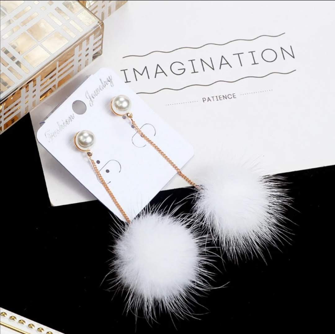 Dlouhé náušnice s chlupatými kuličkami  7 cm