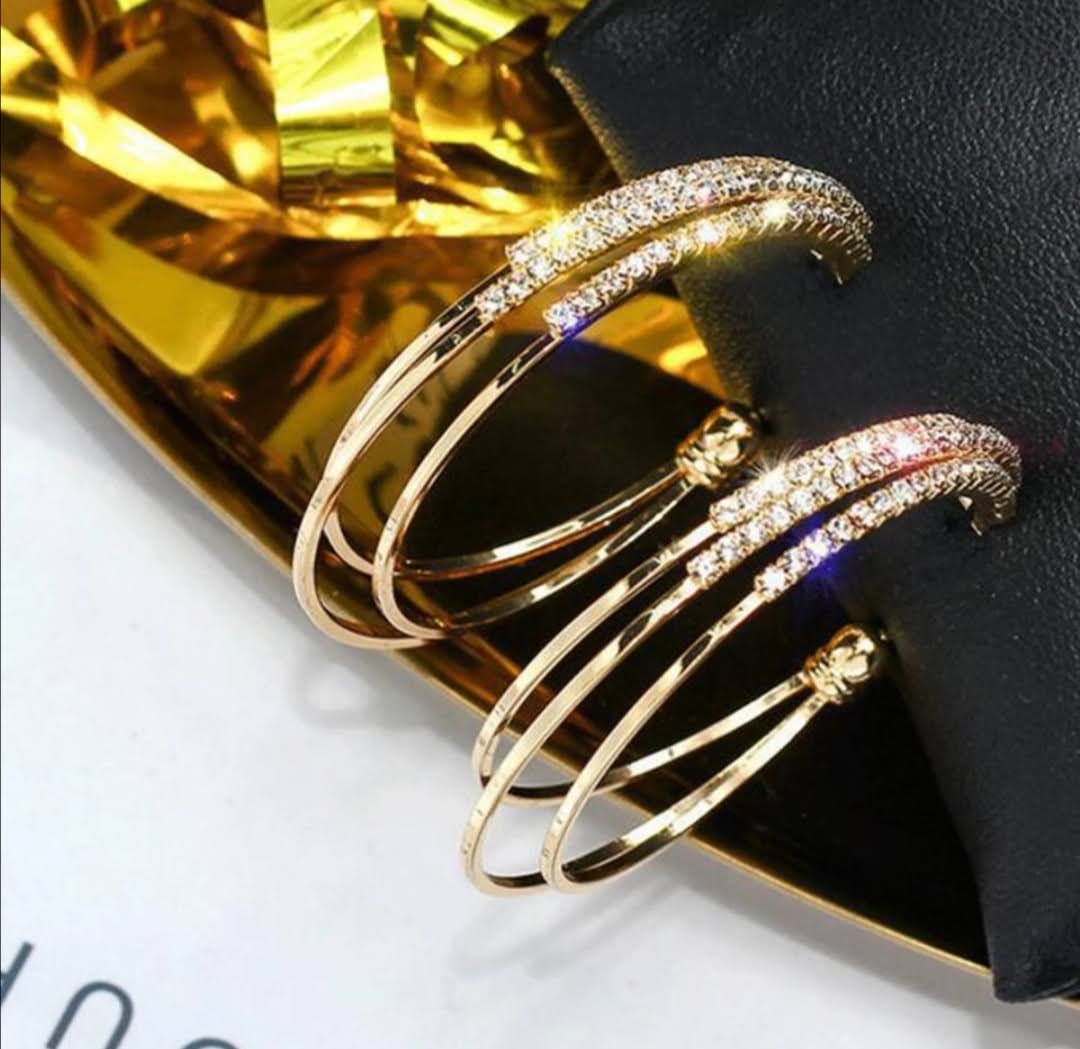 Krásné dámské kruhy zdobené kamínky