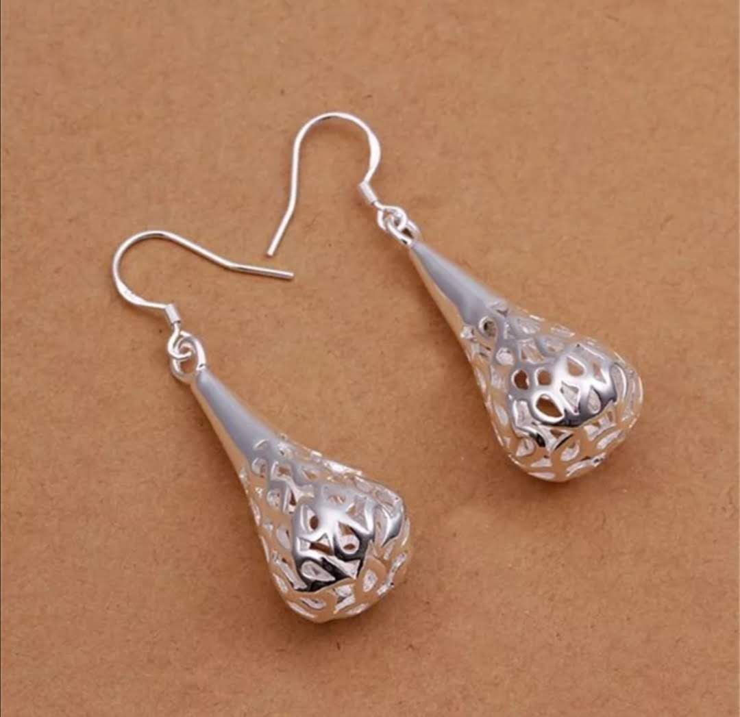 Krásné visací náušnice ve tvaru slzy