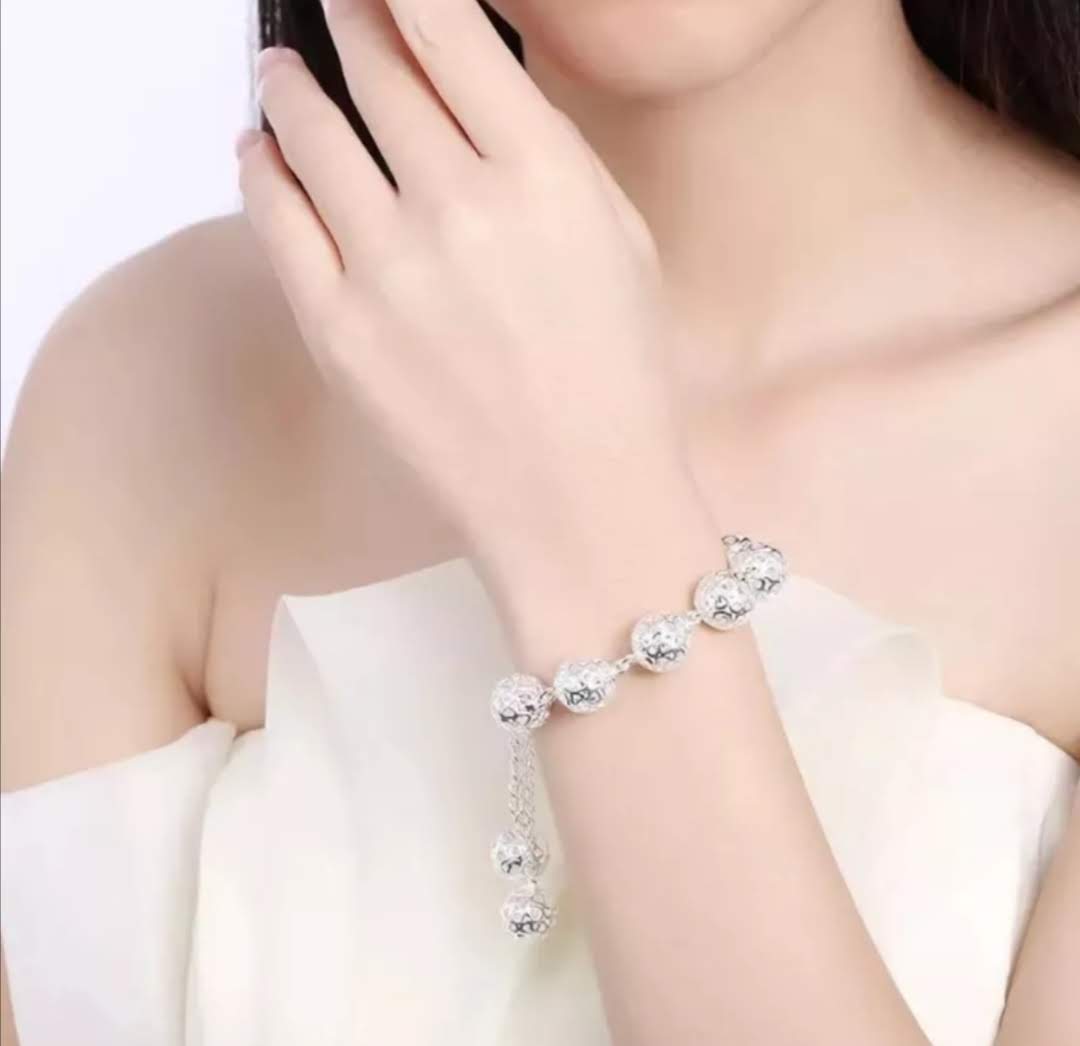 Stylový náramek se zdobenými kuličkami