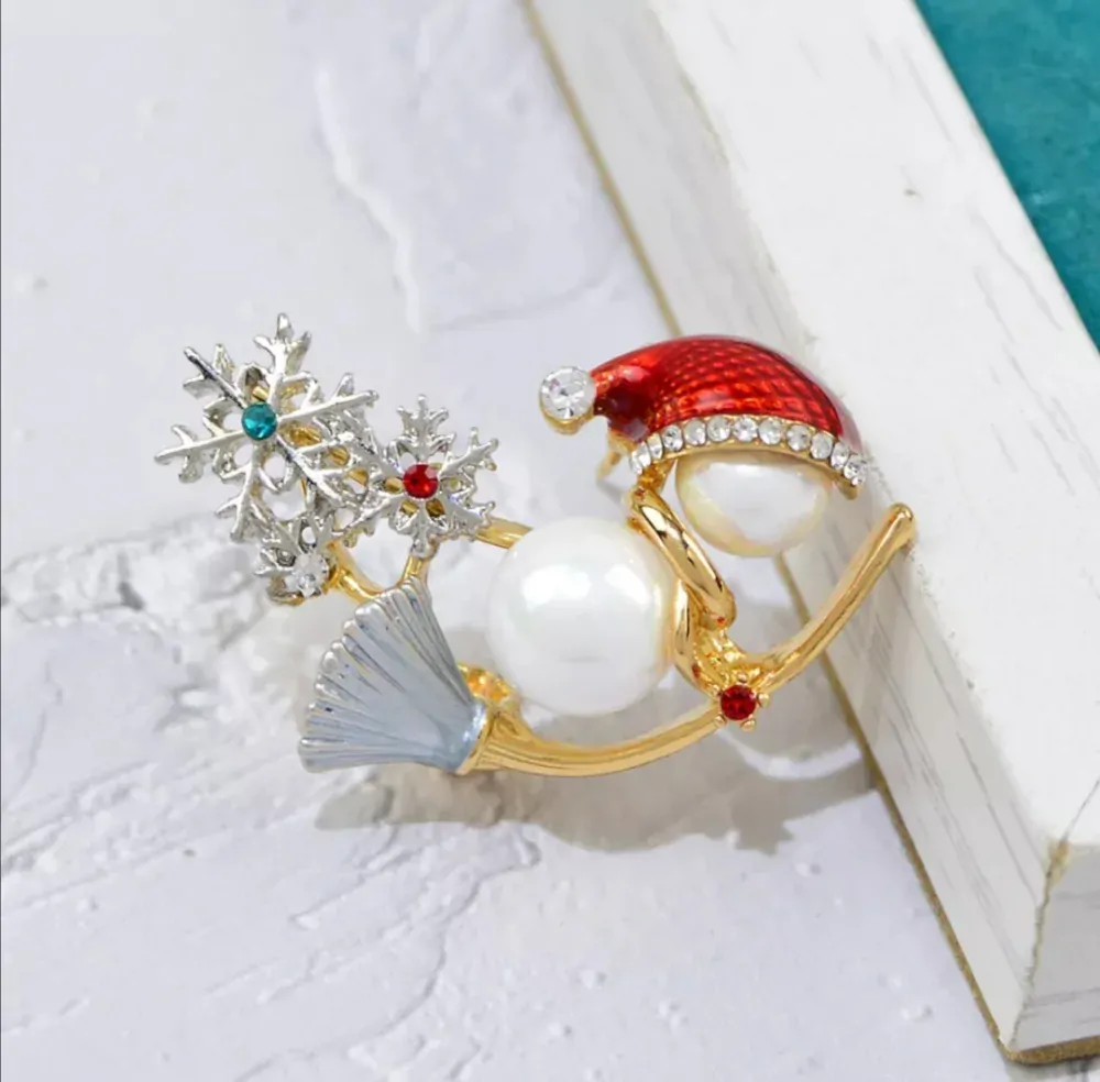 Brož vánoční sněhulák na koštěti