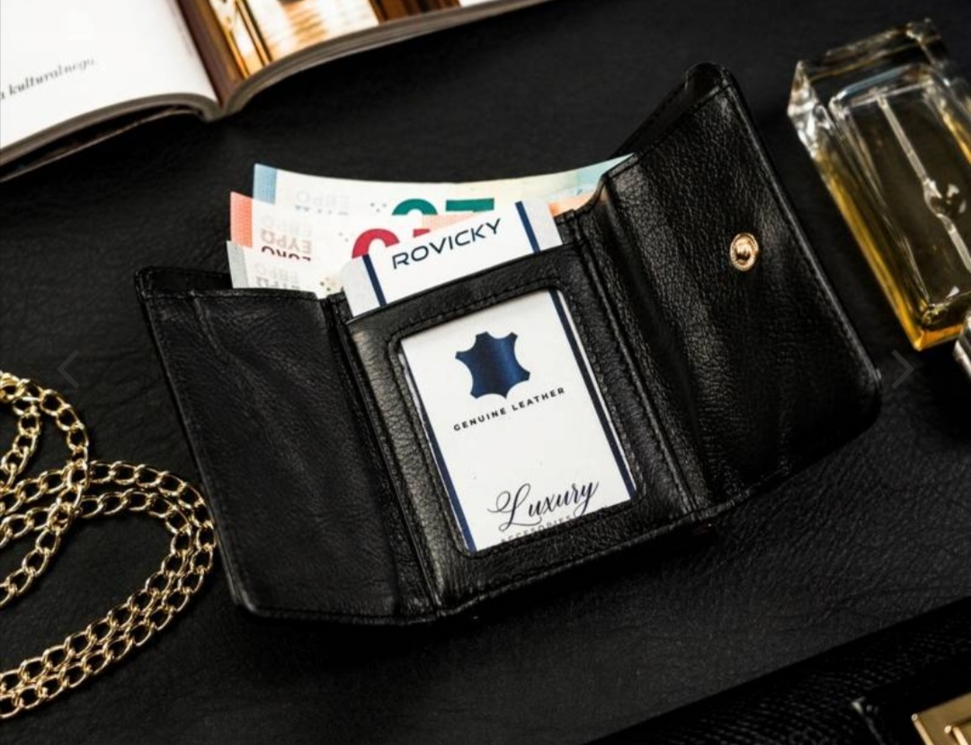 Malá dámská kožená lakovaná peněženka Lorenti černá