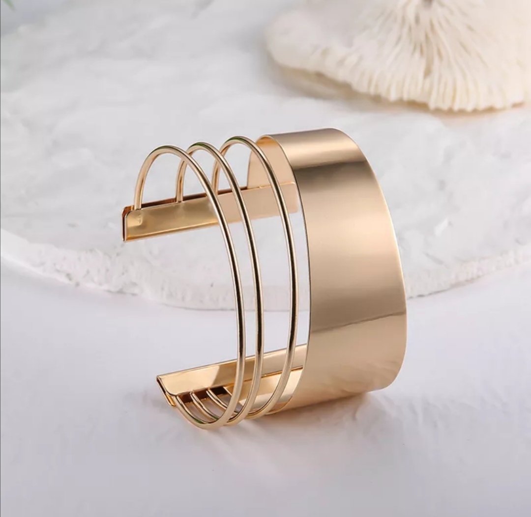 Krásný stylový moderní dámský náramek 