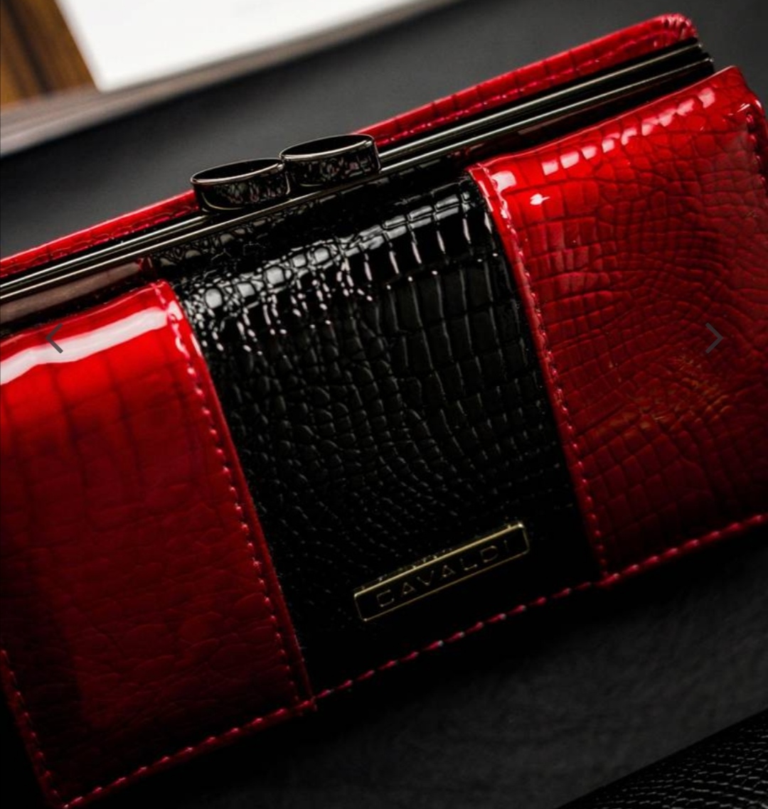 Střední dámská kožená lakovaná peněženka s příčným pruhem 