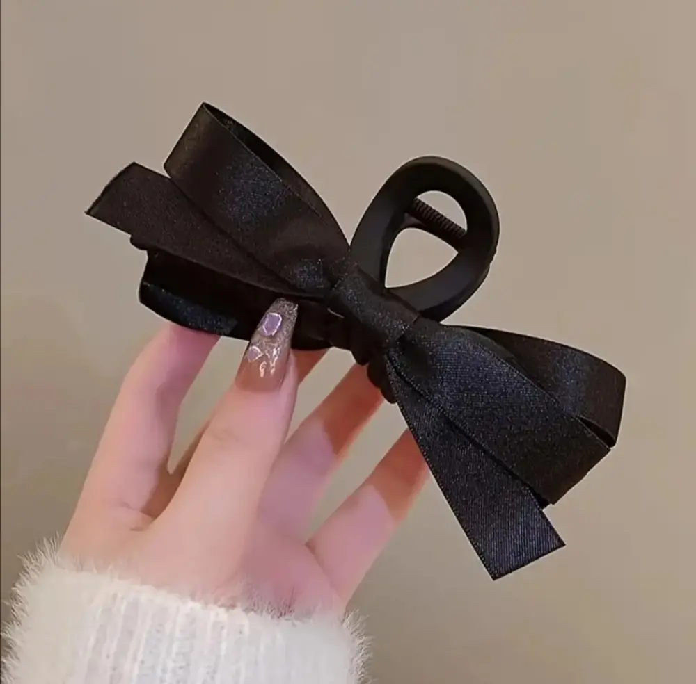 Velký černý saténový skřipec do vlasů 