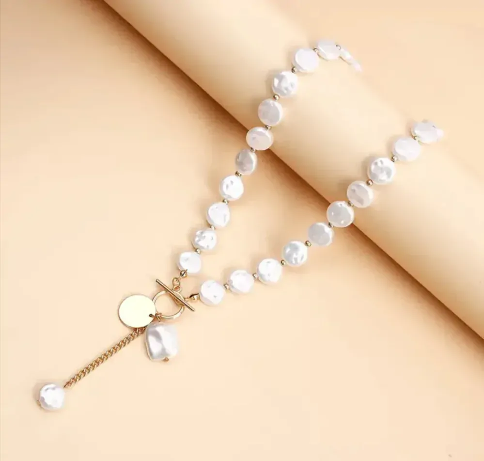 Decentní náhrdelník s plochými perlami 