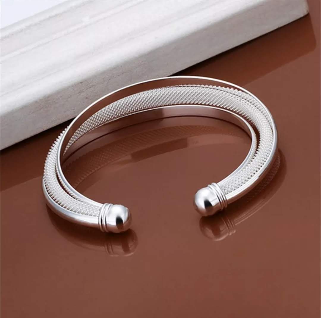 Krásný stylový náramek na ruku