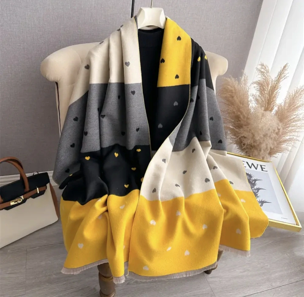 Designová šála s motivem srdcí