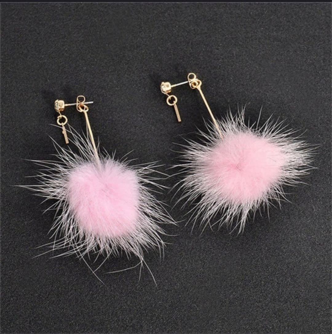 Dlouhé náušnice s chlupatými kuličkami  7 cm