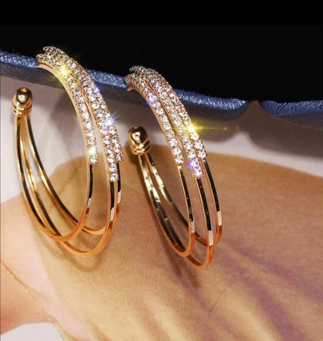 Krásné dámské kruhy zdobené kamínky