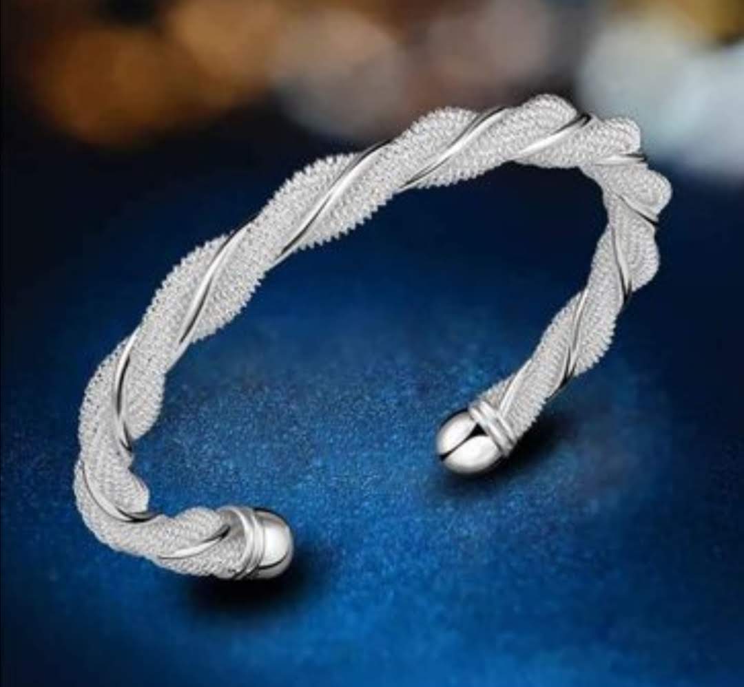 Náramek proplétaný stříbrným vláknem
