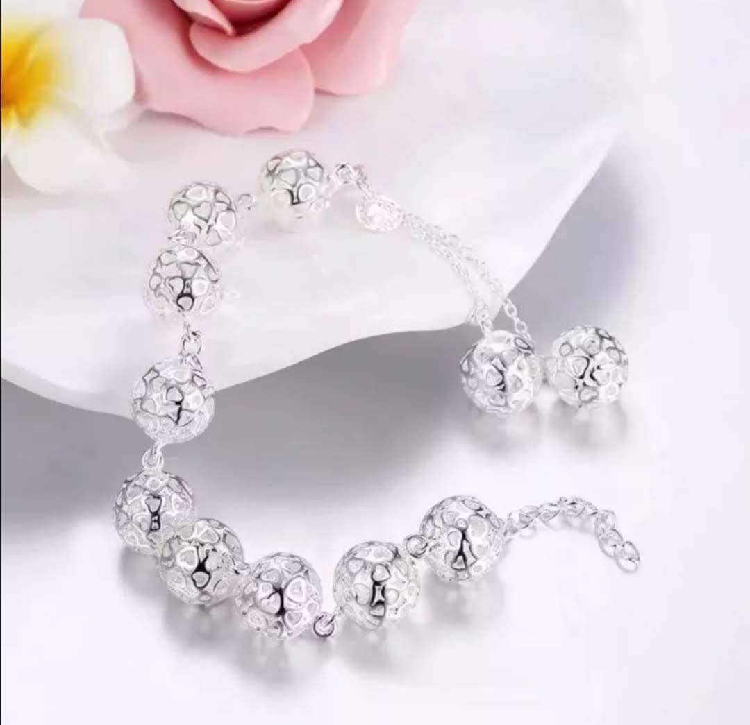 Stylový náramek se zdobenými kuličkami