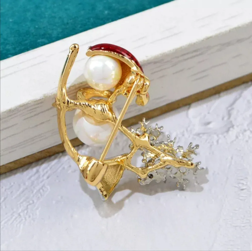 Brož vánoční sněhulák na koštěti