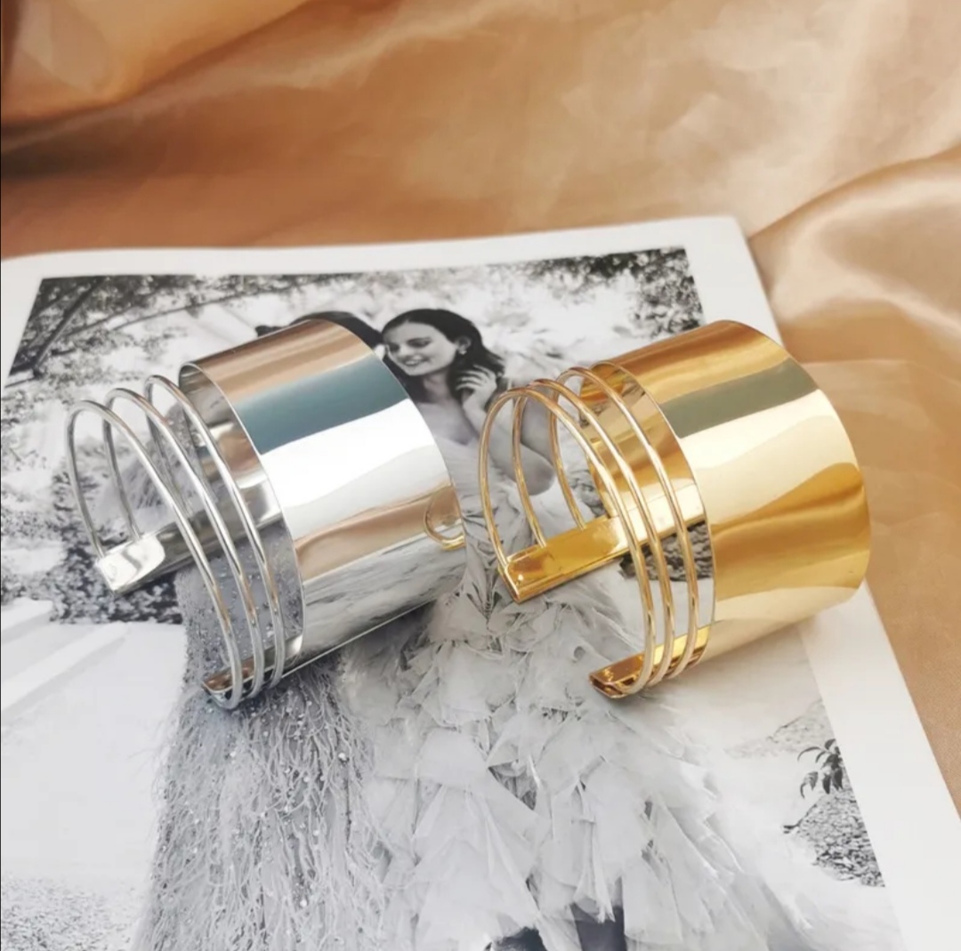 Krásný stylový moderní dámský náramek 