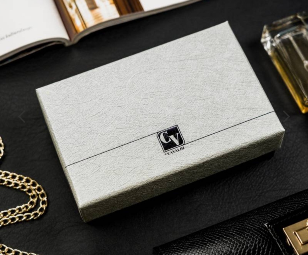 Střední dámská kožená lakovaná peněženka s příčným pruhem 