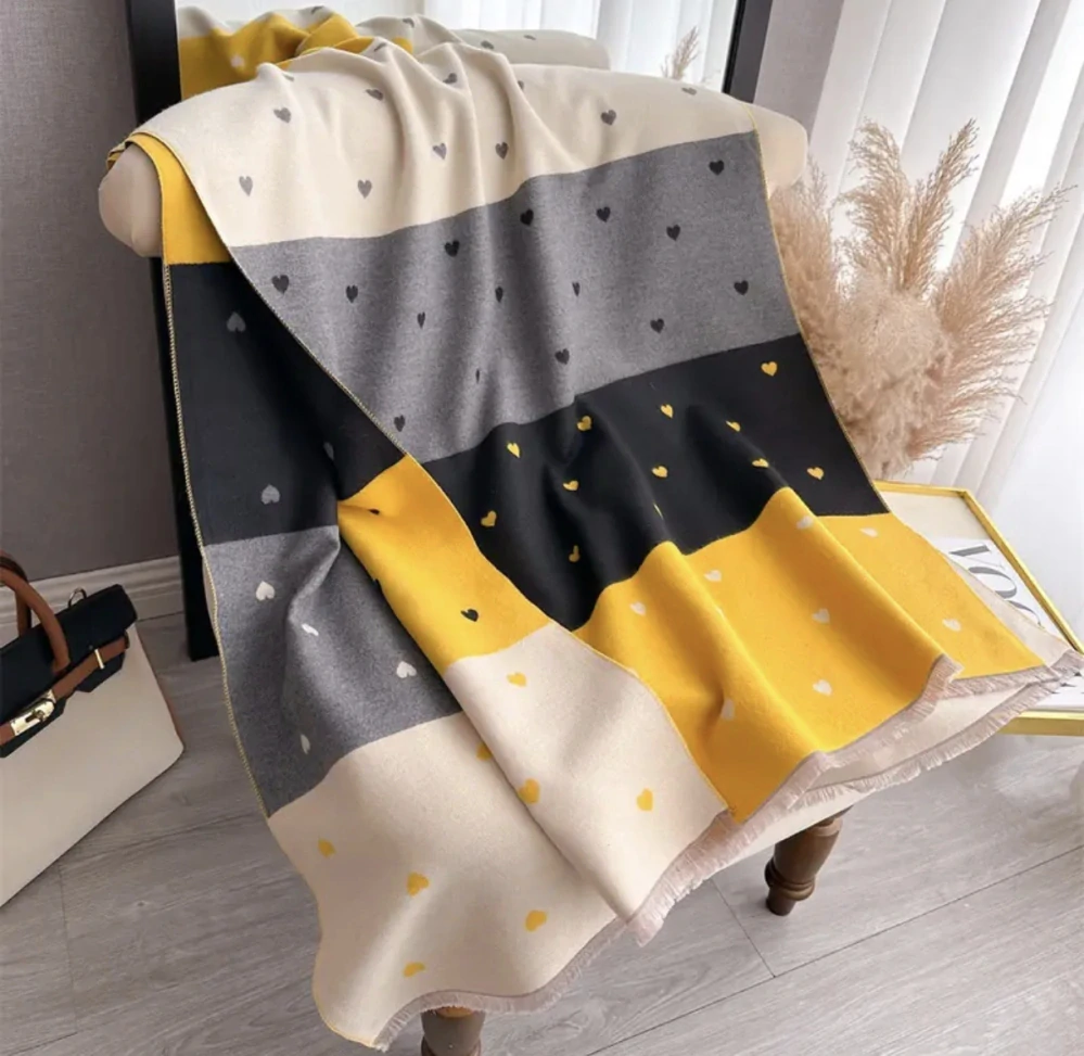 Designová šála s motivem srdcí