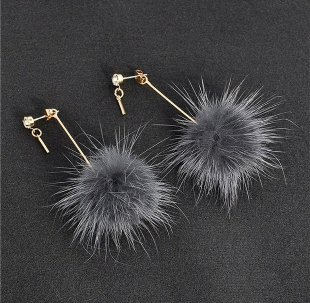 Dlouhé náušnice s chlupatými kuličkami  7 cm